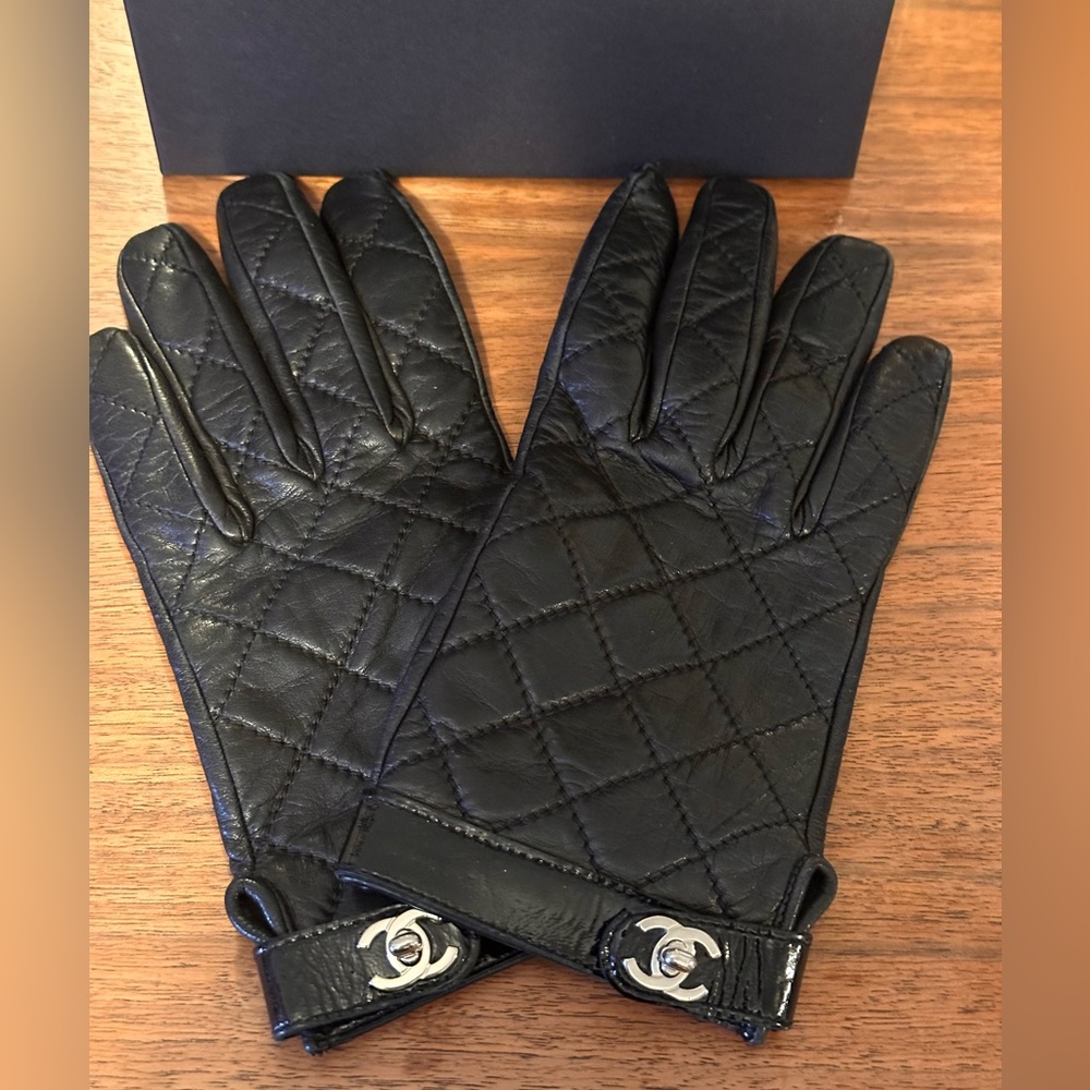 Chanel Turnlock Quilted Black CC LAMBSKIN Gloves (Size 7.5) EUC